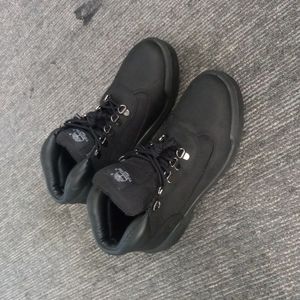 Timberland boots size 7 mens/8.5 women's. Black w/ dark gray trim.